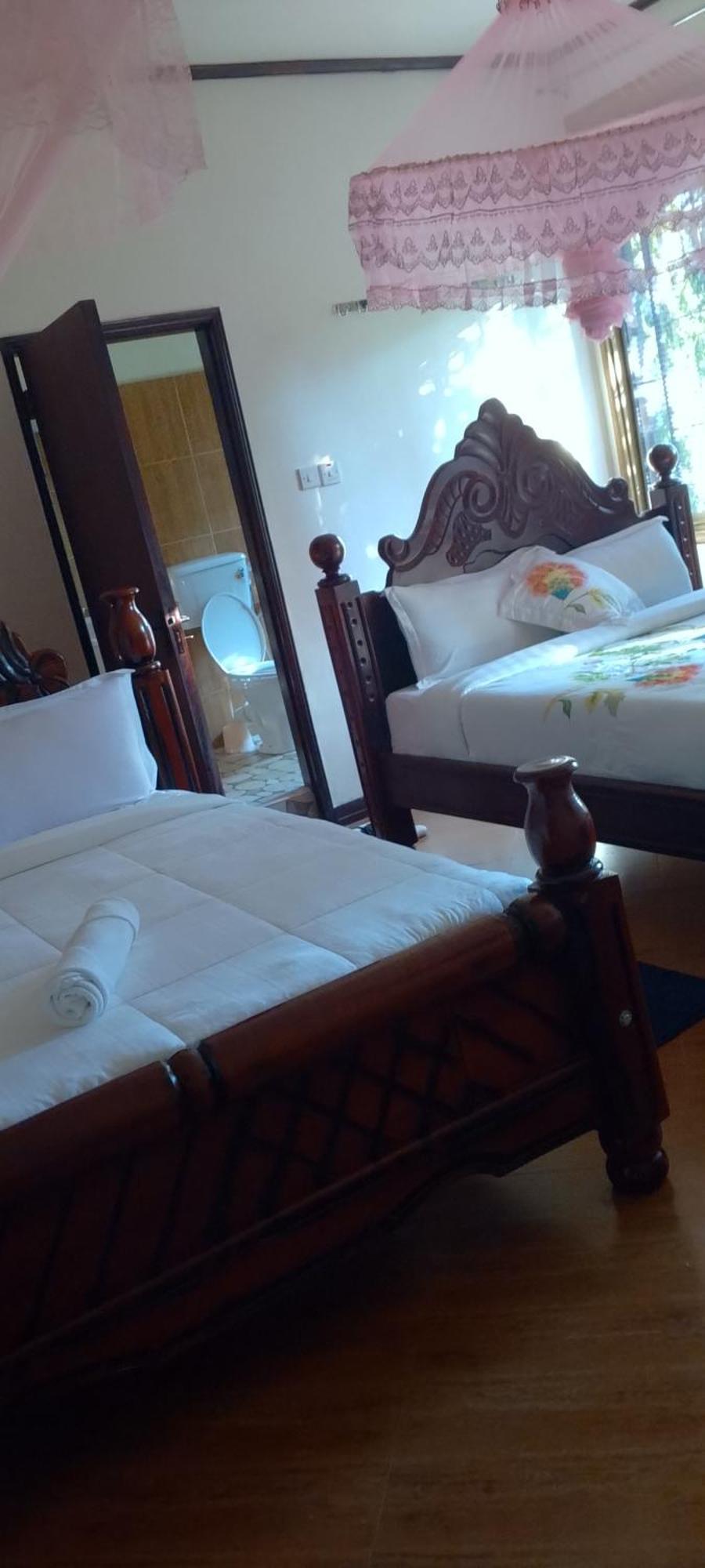 Discovery Courts Hotel เอนเทบเบ้ ภายนอก รูปภาพ