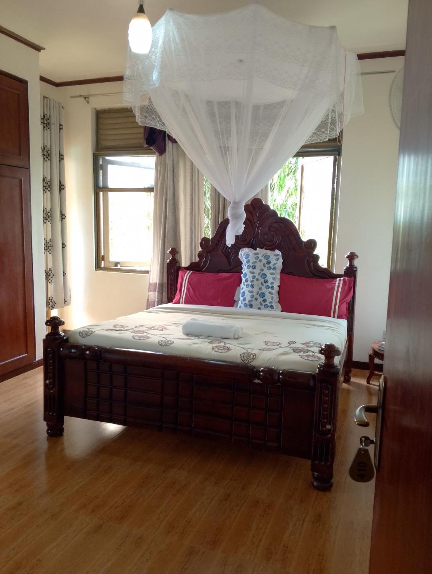Discovery Courts Hotel เอนเทบเบ้ ภายนอก รูปภาพ